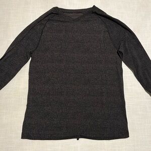 LULU LEMON MENS V NECK LONG SLEEVE WORKOUT SHIRT